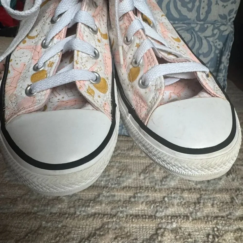 Converse light visible